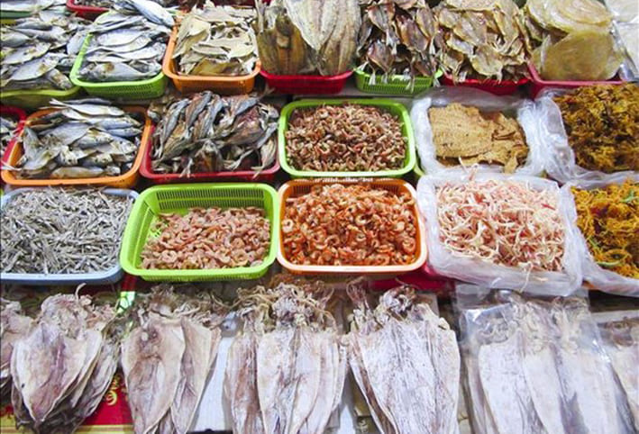 Gian hàng đặc sản ẩm thực tại chợ đêm Sầm Sơn