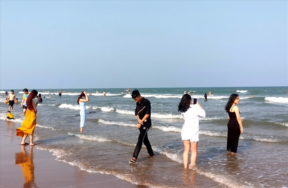 Tắm biển tại bãi tắm D Sầm Sơn