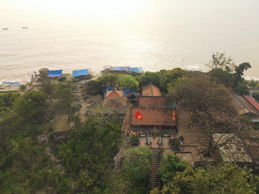 Đền Độc Cước trên núi Núi Trường Lệ
